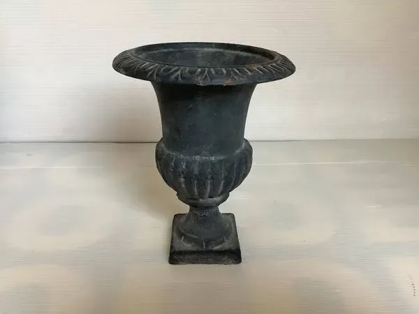 Illustration numéro 4 du produit Vase Médicis jardinière en fonte