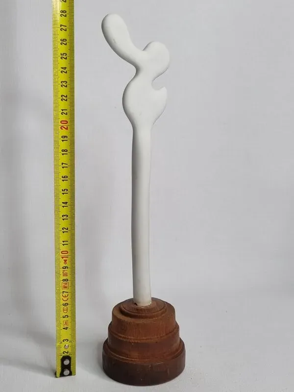 Illustration numéro 4 du produit Sculpture d’inspiration biomorphique, sur socle en bois industriel, 28 cm
