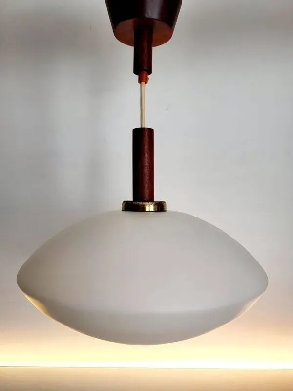 Illustration numéro 4 du produit Lampe à suspension vintage en glaçure opaline, Scandinavische stijl, teck, jaren 60
