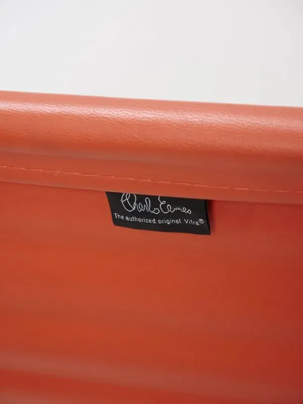 Illustration numéro 4 du produit Eames Lounge chair EA116 cuir rouge