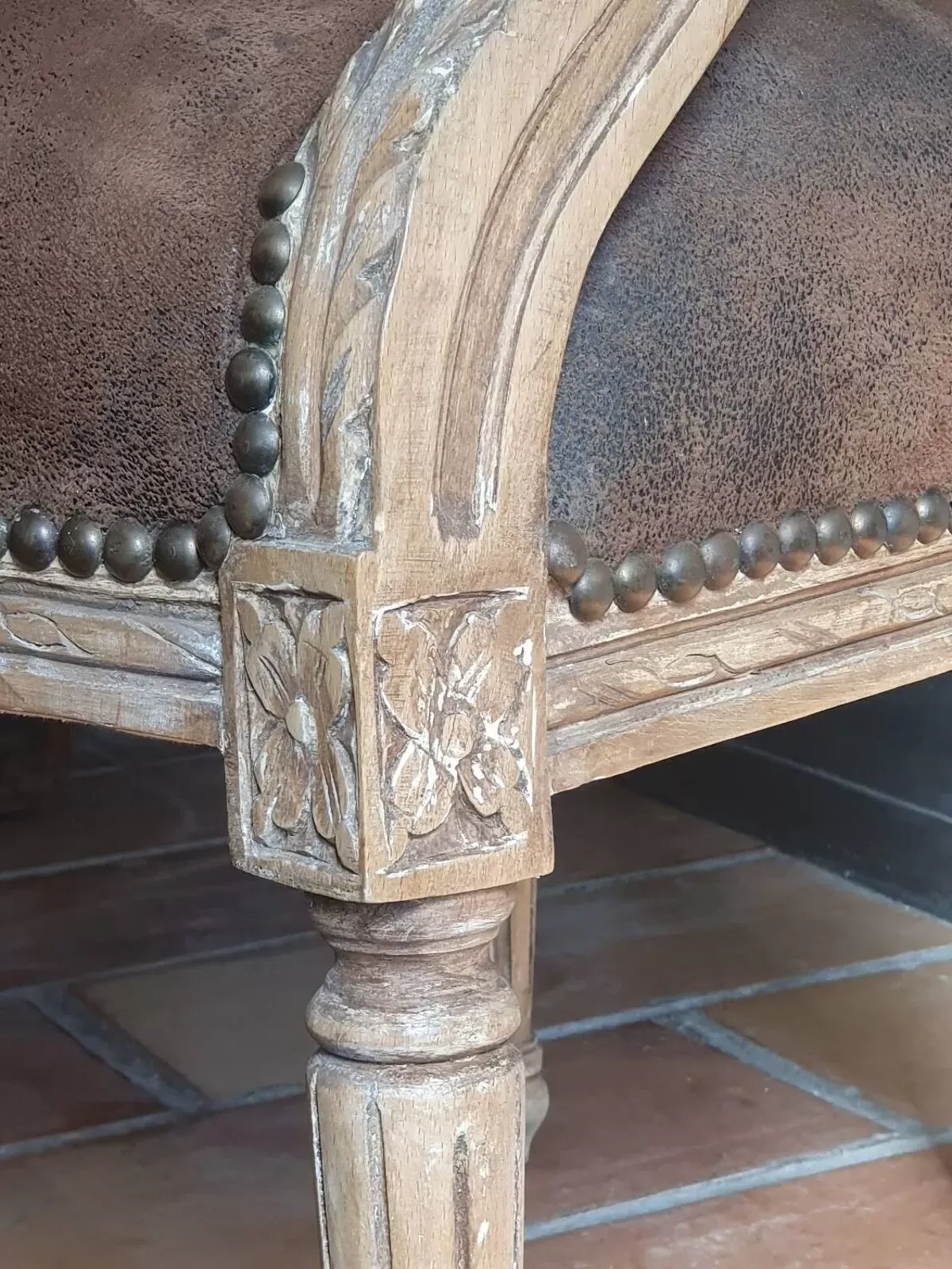 Illustration numéro 4 du produit Fauteuil Baroque suédine