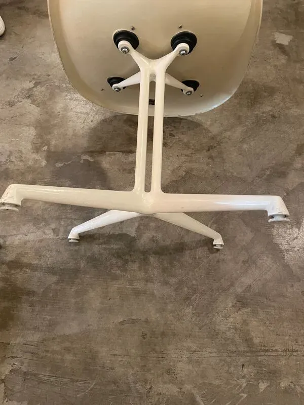 Illustration numéro 4 du produit Chaises la fonda de Charles et Ray Eames