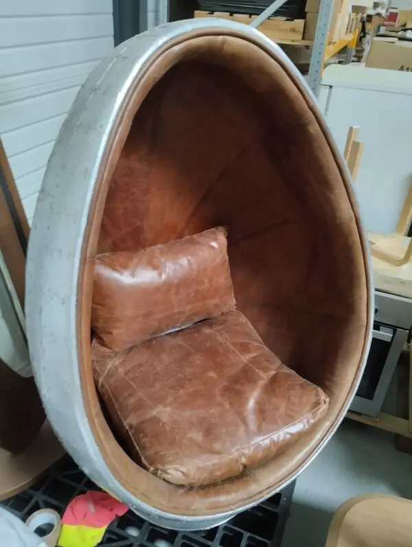 Illustration numéro 4 du produit Fauteuil œuf industriel en cuir marron « coquille »