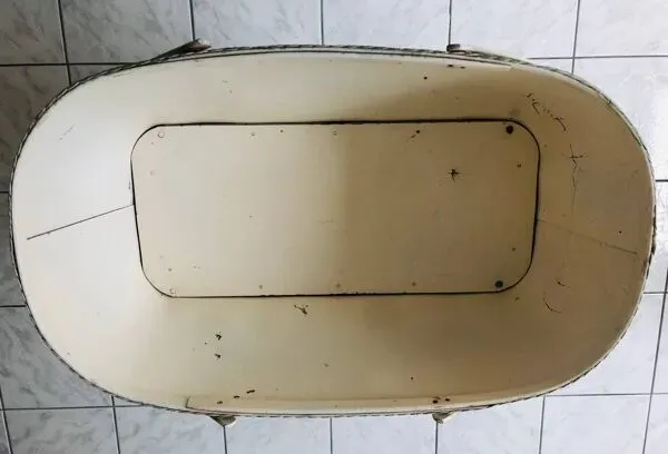 Illustration numéro 4 du produit Berceau en bois et osier des années 50’