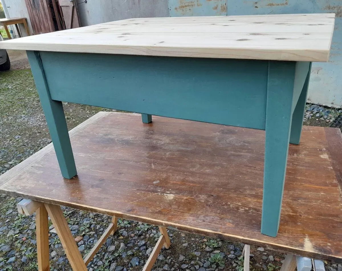 Illustration numéro 4 du produit Petite table basse coffre