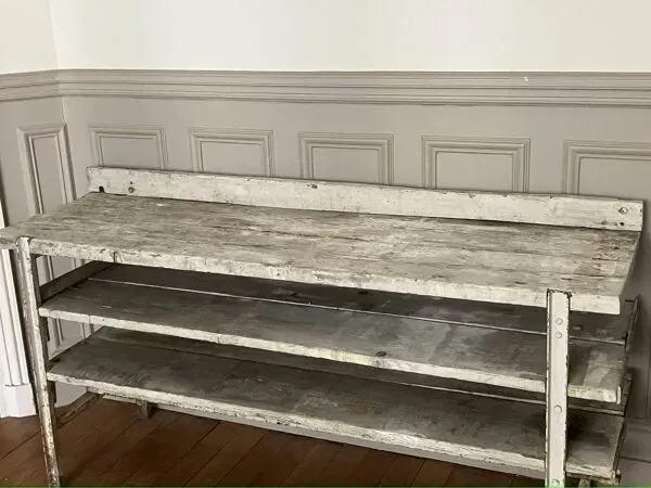 Illustration numéro 4 du produit Ancien établi, meuble de métier en bois et métal