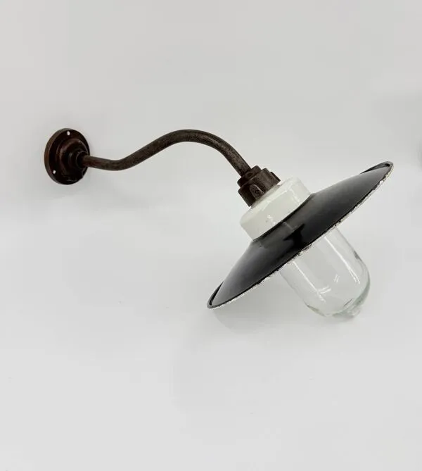Illustration numéro 4 du produit Lampe de cour