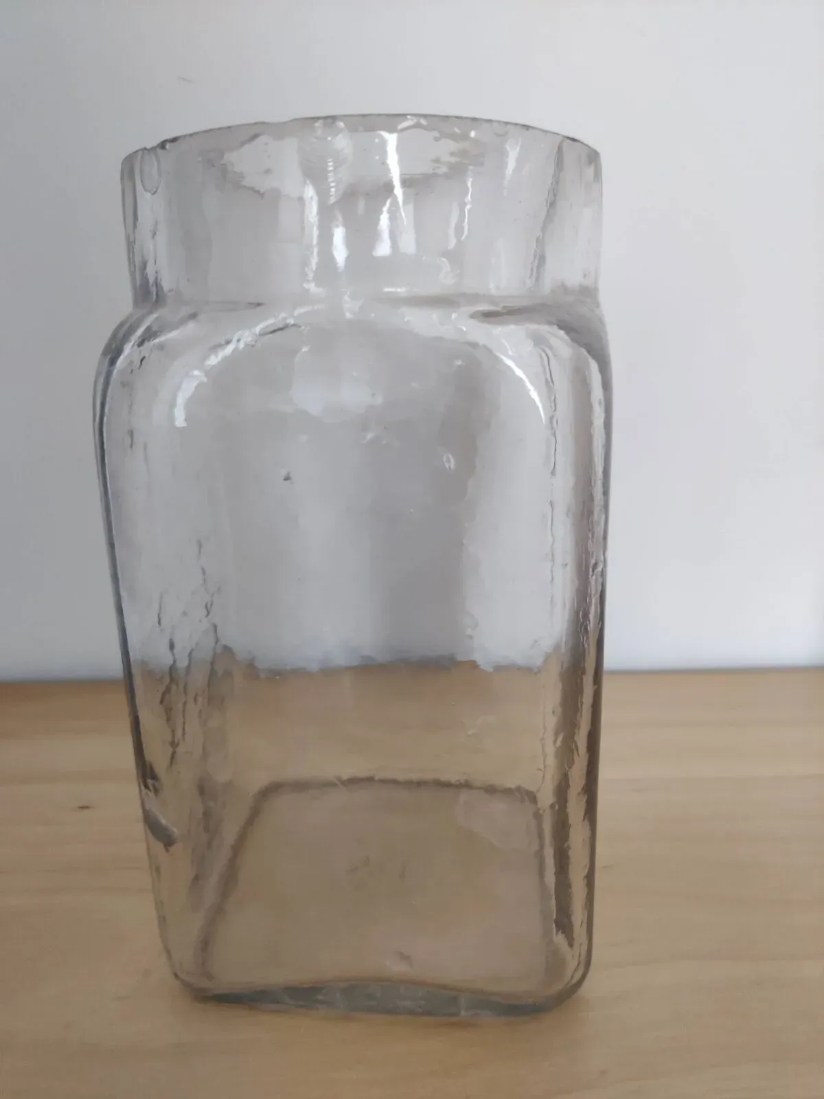 Illustration numéro 4 du produit Vase, bocal ancien en verre soufflé