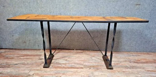 Illustration numéro 4 du produit console / table de style industriel, pleine de caractère.