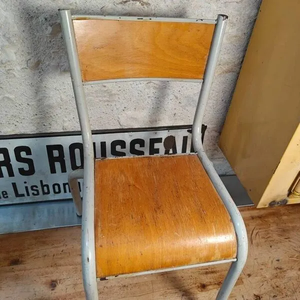 Illustration numéro 4 du produit Chaise d'écolier vintage