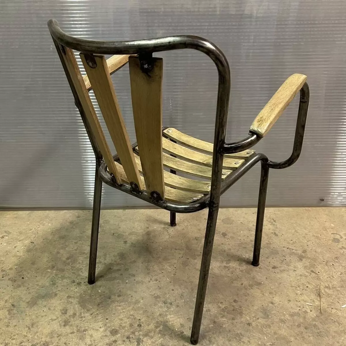 Illustration numéro 4 du produit Fauteuil industriel en métal et bois