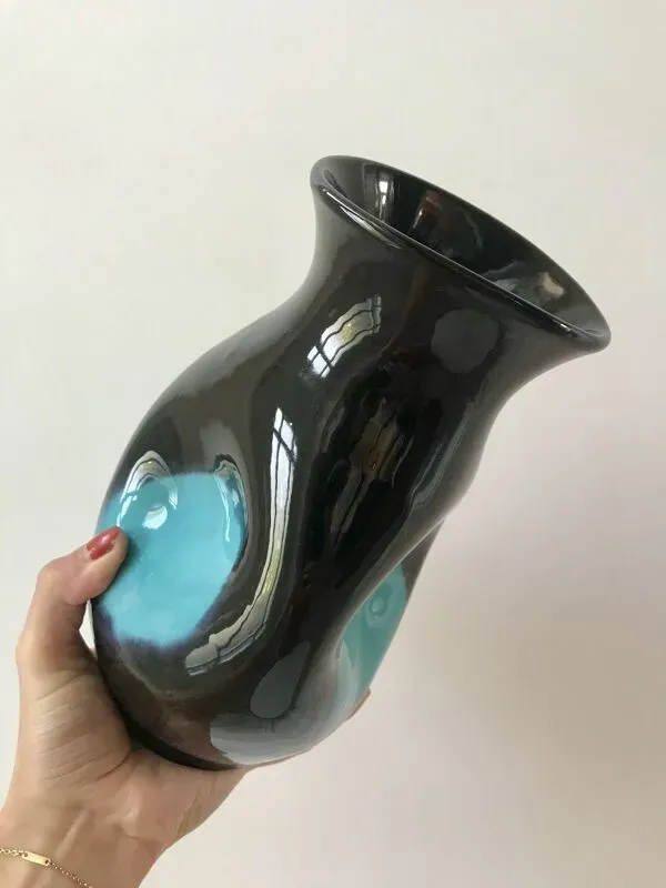 Illustration numéro 4 du produit vase design forme libre en céramique noir et bleu années 70