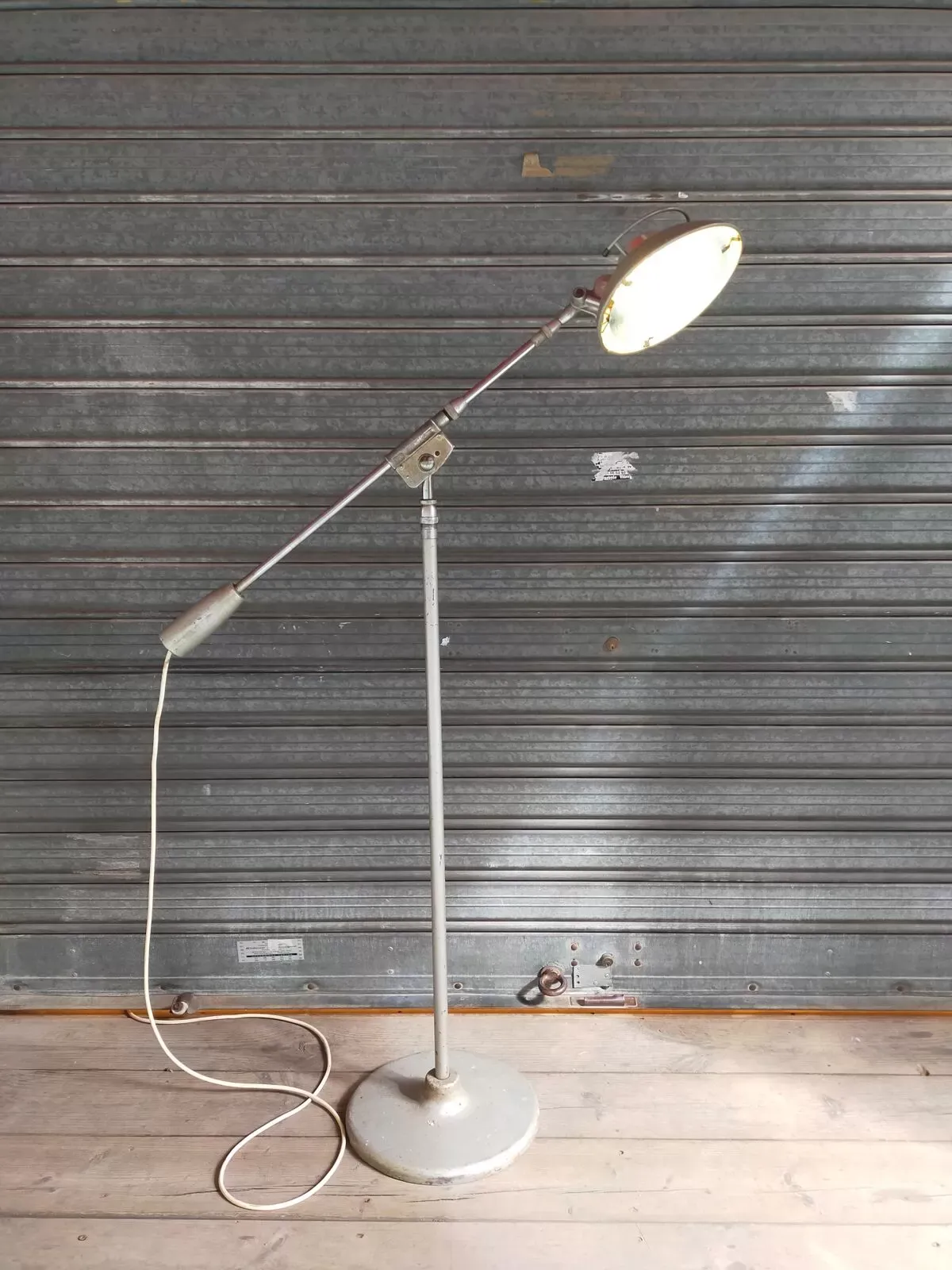 Illustration numéro 4 du produit Lampadaire à balancier, modèle 219s, des années 50 de Ferdinand Solere