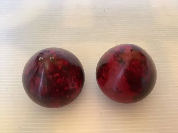 Illustration numéro 4 du produit Sel et poivre goutte style marbre rouge