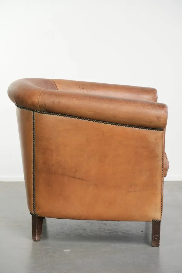 Illustration numéro 4 du produit Fauteuil club en peau de mouton vintage dans une belle couleur cognac clair.