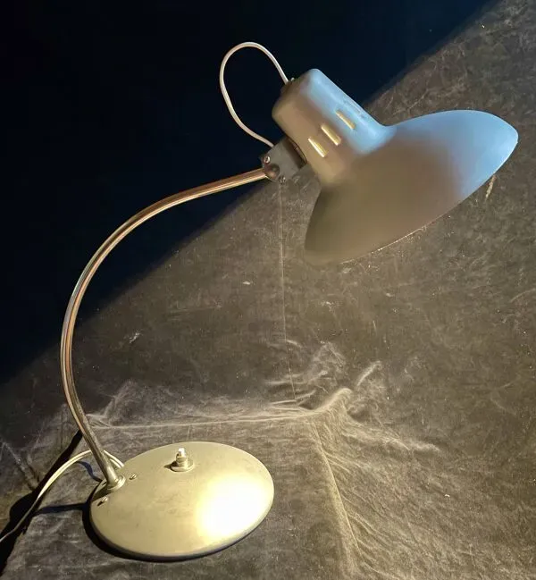 Illustration numéro 4 du produit Lampe de table industrielle, Bauhaus, année 50