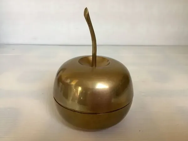 Illustration numéro 4 du produit Vide poche boîte pomme en laiton