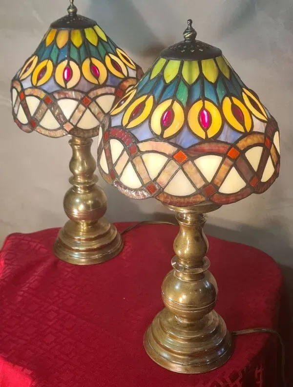 Illustration numéro 4 du produit Paire de lampes en laiton anciennes en verre style Tiffany