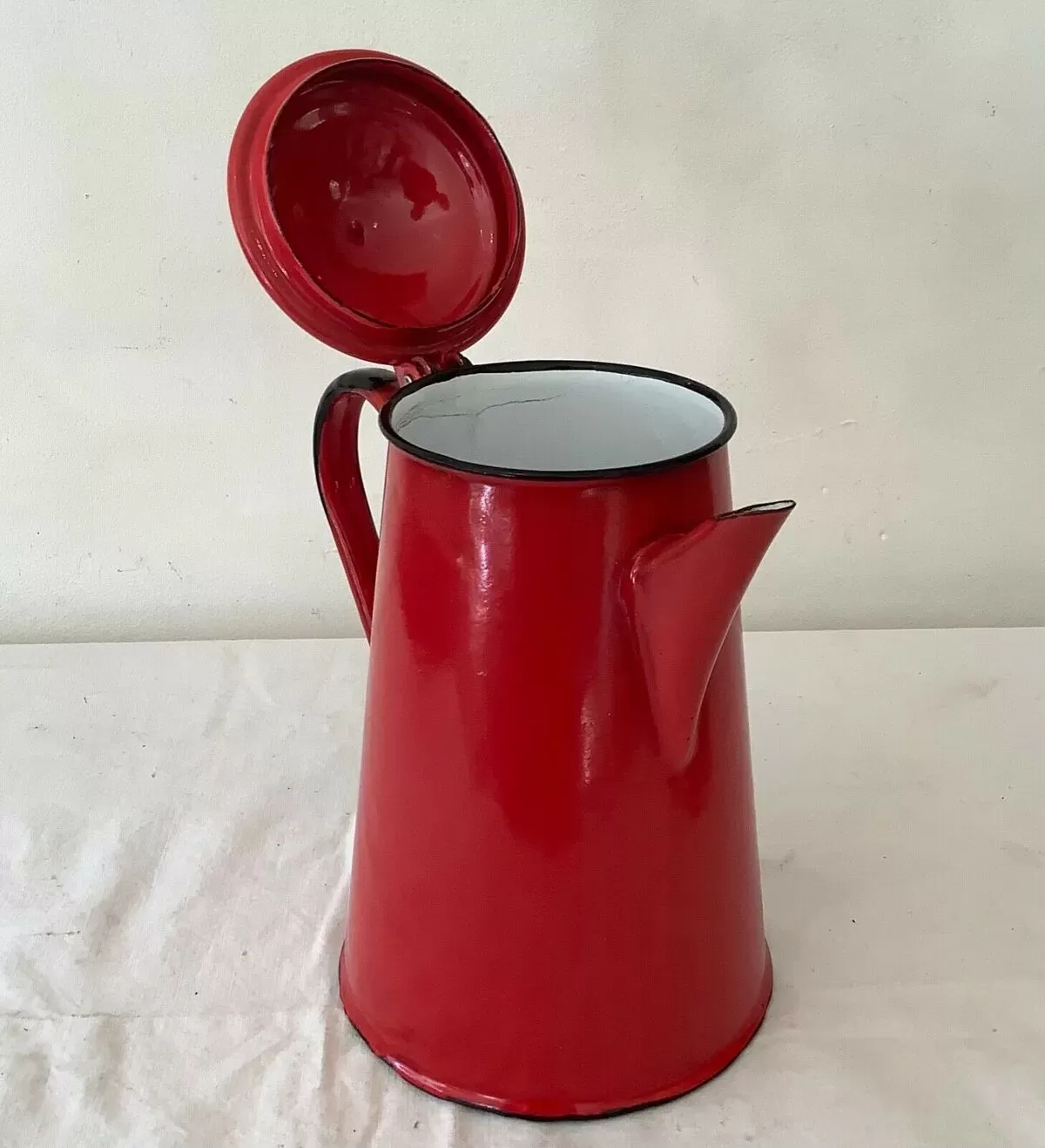 Illustration numéro 4 du produit Cafetière vintage 1950 en tôle émaillée rouge