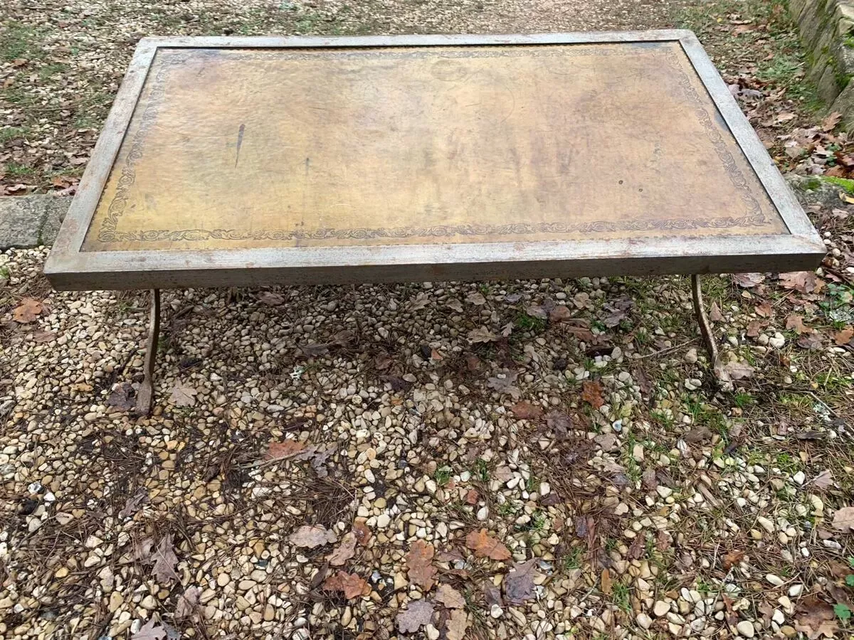 Illustration numéro 4 du produit Table basse industrielle en fer forgé argenté et cuir année 70