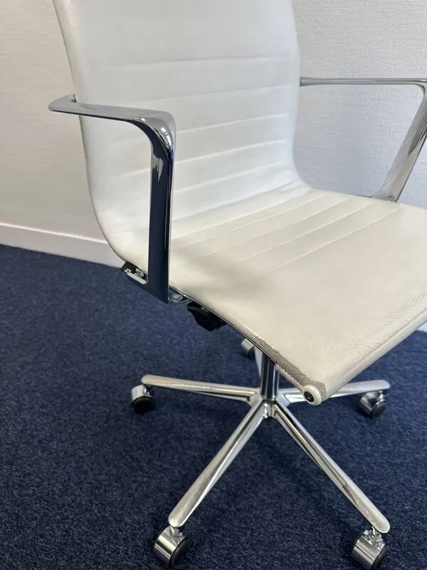 Illustration numéro 4 du produit Fauteuil ICF cuir blanc vintage