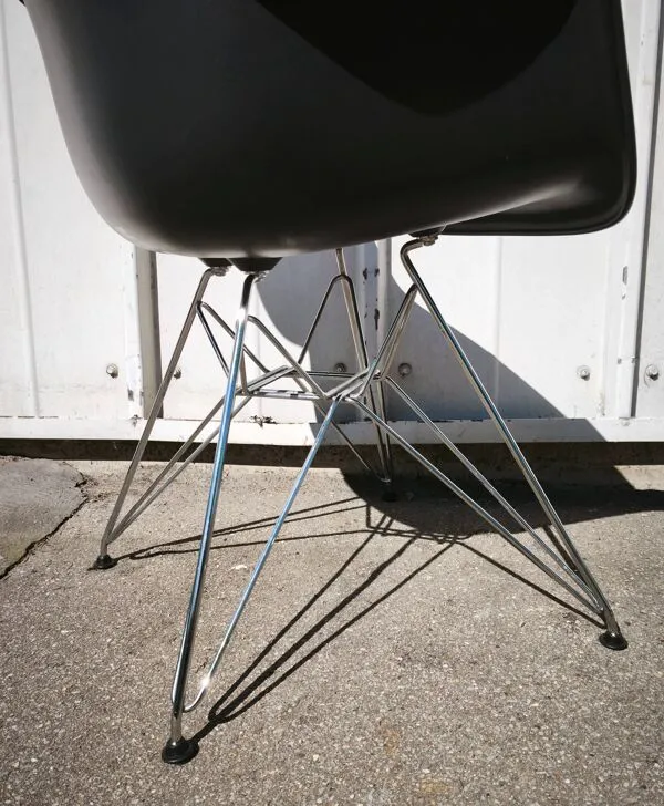 Illustration numéro 4 du produit Fauteuil DAR, Charles & Ray Eames