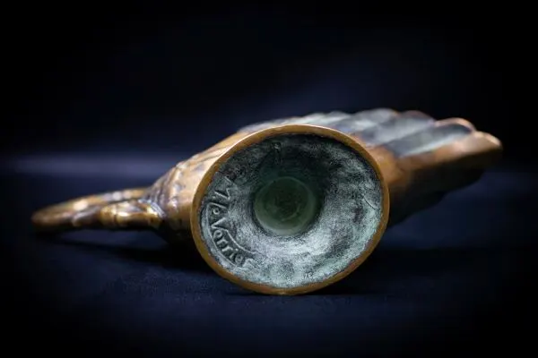 Illustration numéro 4 du produit Aiguière, vide-poche en bronze patiné à décor de cygne par Max Le Verrier