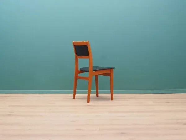 Illustration numéro 4 du produit Ensemble de quatre chaises en hêtre, design danois, années 1970, production : Danemark