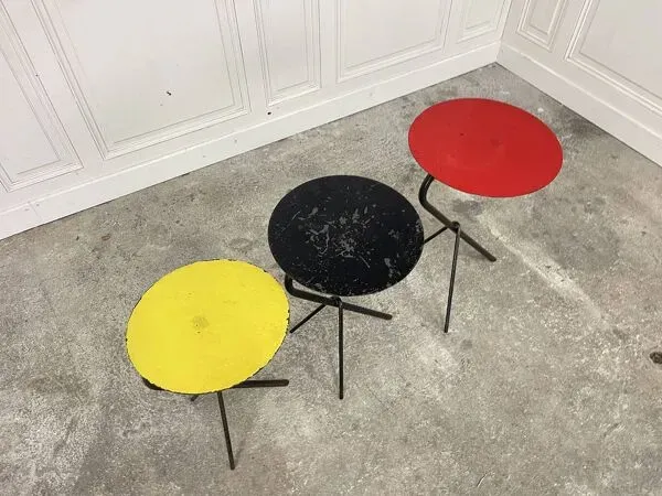 Illustration numéro 4 du produit Trois tables gigognes 1950 colorées