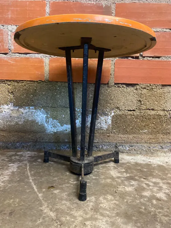 Illustration numéro 4 du produit Table bistrot ancienne pied fonte noir + plateau bakélite orange 50’s