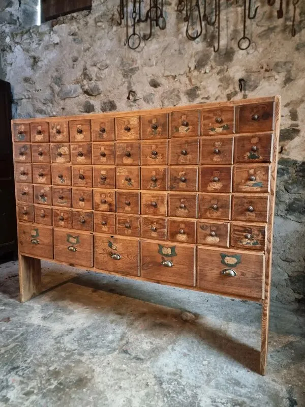 Illustration numéro 4 du produit Armoire à tiroirs en pin antique avec 50 tiroirs, apothicaire ou quincaillerie, XIXe siècle