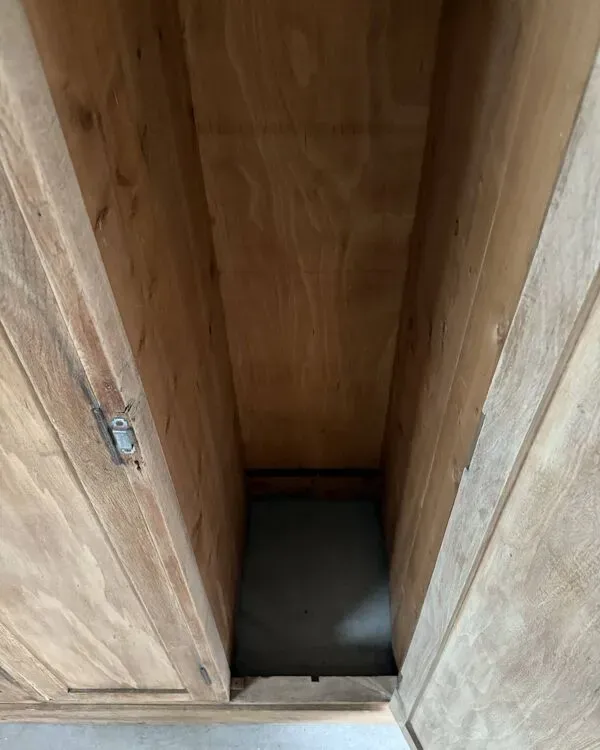 Illustration numéro 4 du produit Ancien vestiaire d’atelier (rénové)