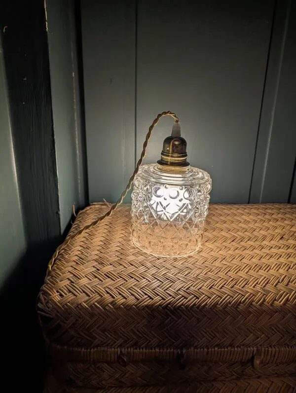 Illustration numéro 4 du produit Abat-jour en verre moulé relief géométrique années 70