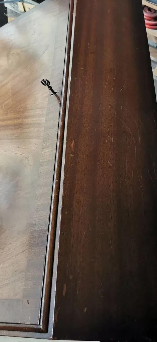 Illustration numéro 4 du produit Bureau secrétaire ancien en bois – abattant, cuir, clé