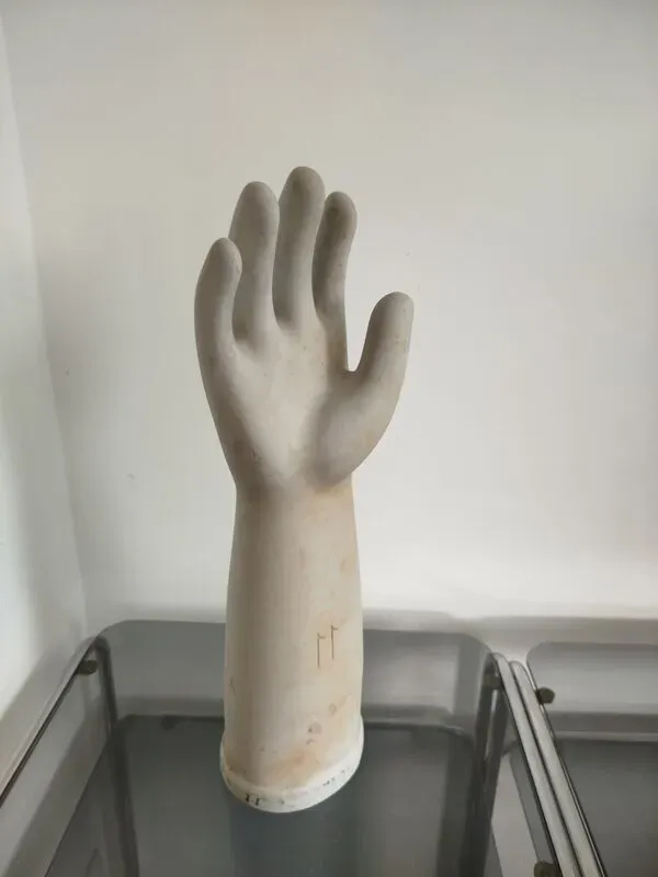 Illustration numéro 4 du produit Main en céramique, moule industriel, 1967