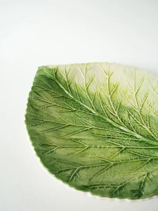 Illustration numéro 4 du produit Grand plat / coupe en barbotine, modèle Feuille, Signée, 1970