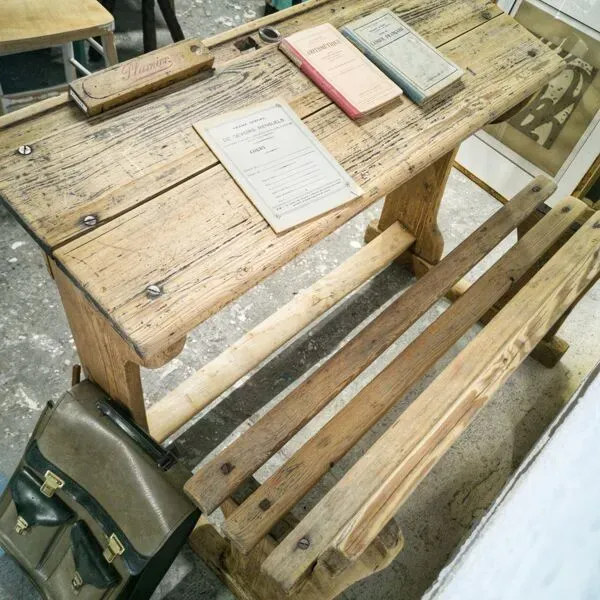 Illustration numéro 4 du produit Bureau pupitre d'écolier double en bois