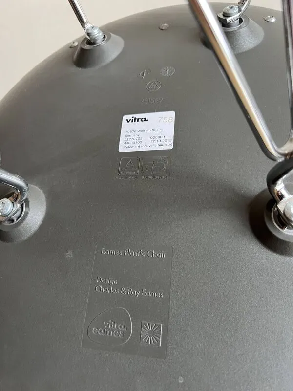 Illustration numéro 4 du produit Lot 4 chaises Eames DSR Vitra originales – avec coussin