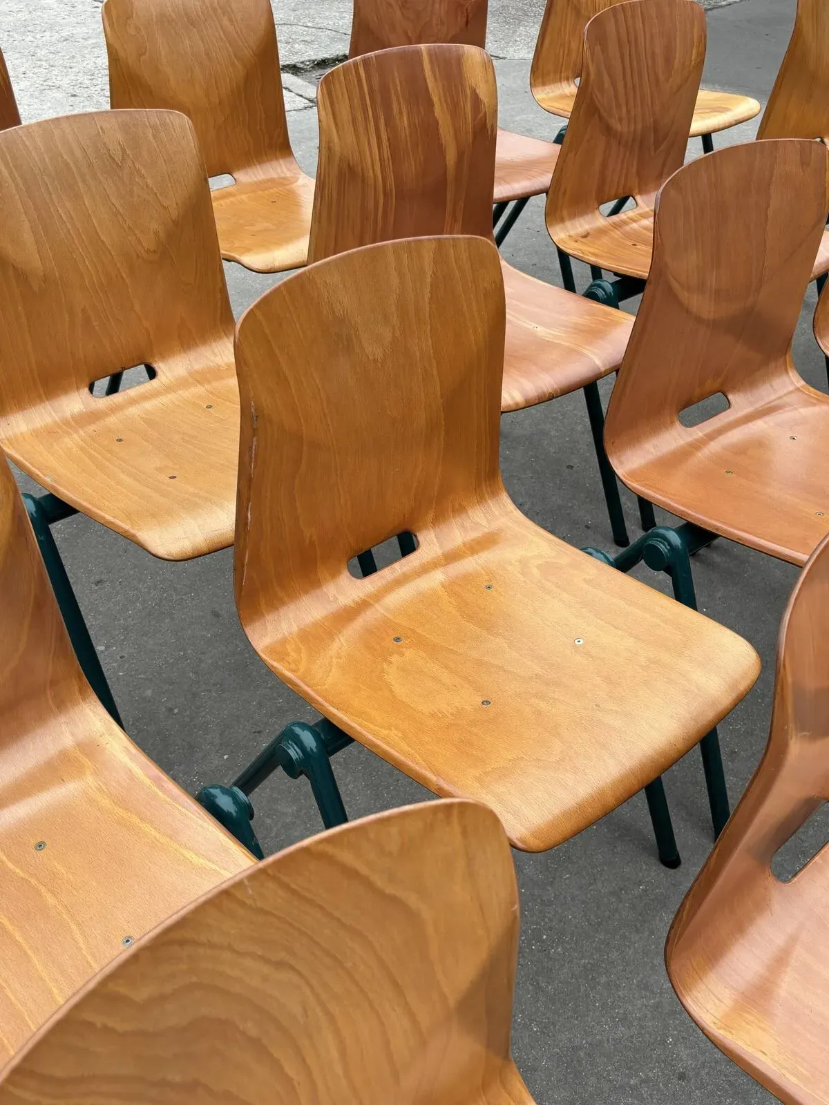 Illustration numéro 4 du produit Chaise de salle à manger vintage industrielle Pagwood de Woodmar Design des années 70