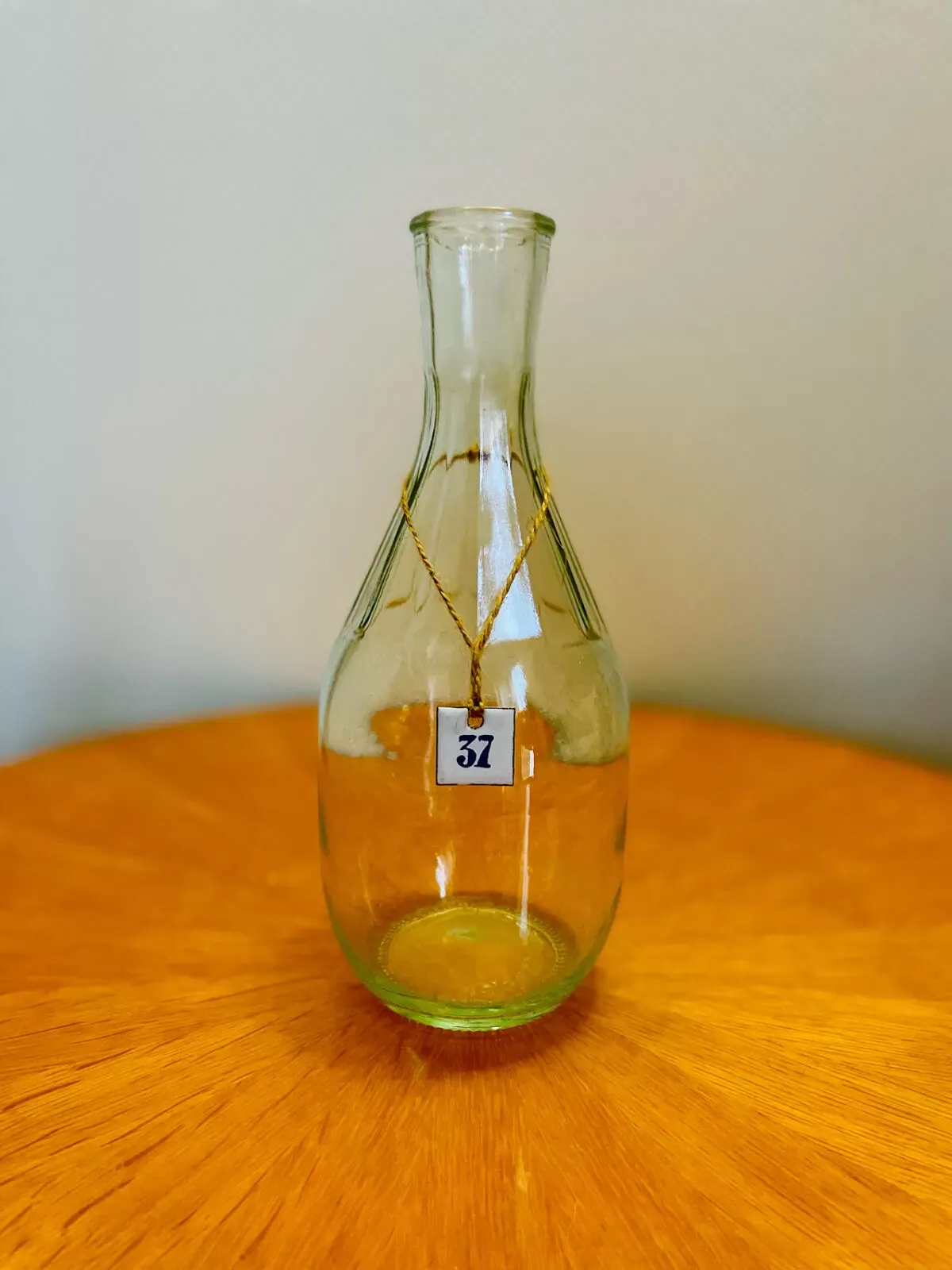 Illustration numéro 4 du produit Carafe en verre ancienne 1950