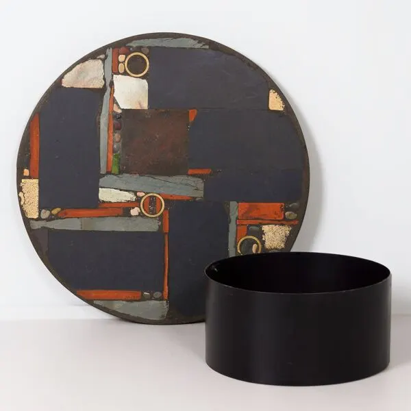 Illustration numéro 4 du produit Table basse ronde par Paul Kingma dans des teintes terreuses, marquée Kingma 1978, Ø99 cm
