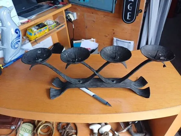 Illustration numéro 4 du produit Bougeoir 4 feux en fer forgé artisanal - Style Brutaliste