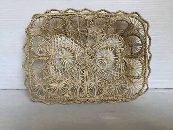 Illustration numéro 4 du produit Corbeille en paille tressée