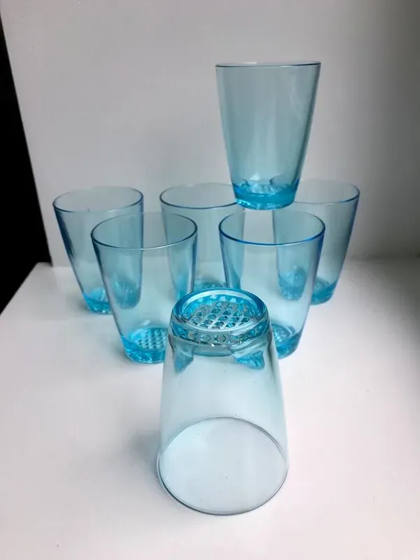 Illustration numéro 4 du produit Lot de 7 verres à eau made in france en verre bleu années 70