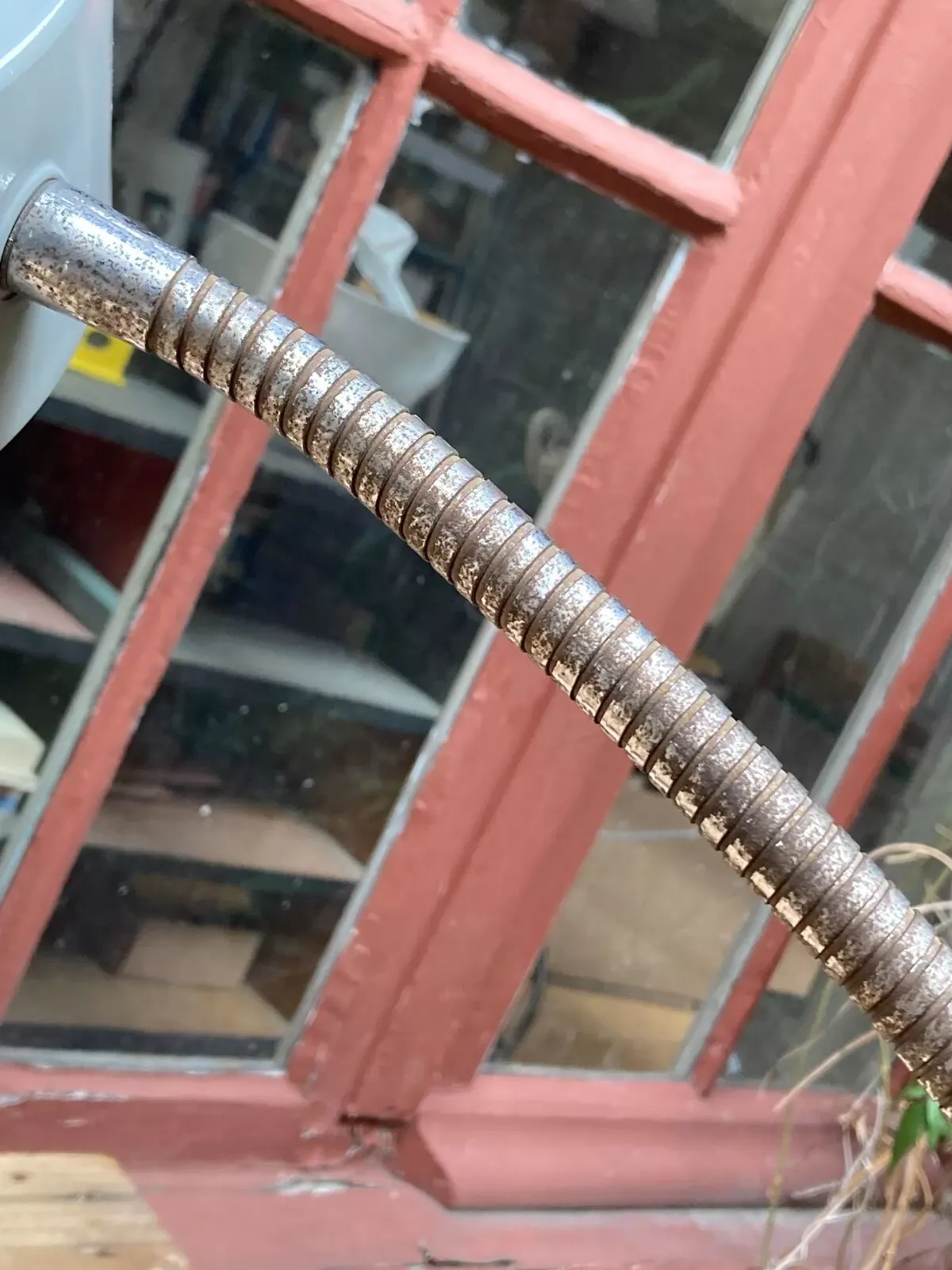 Illustration numéro 4 du produit Lampe d'atelier sur flexible métallique annelé