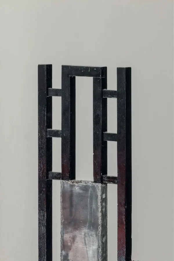 Illustration numéro 4 du produit Chaise de trône postmoderne en bois laqué noir, structure en fer