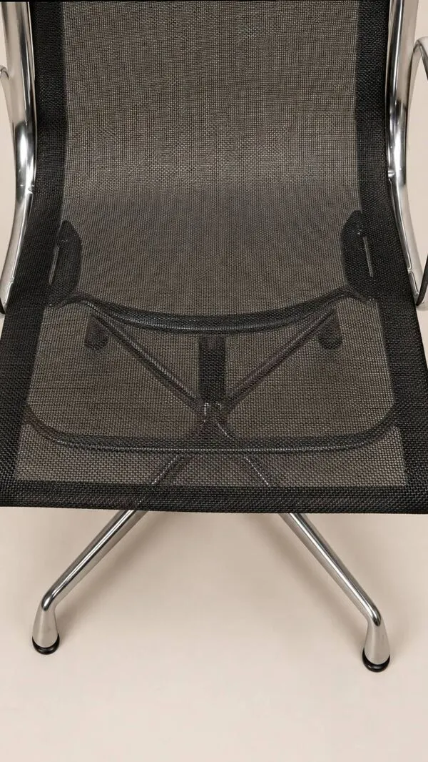 Illustration numéro 4 du produit 2 chaises de bureau Vitra Charles & Ray Eames EA 103 Aluminium