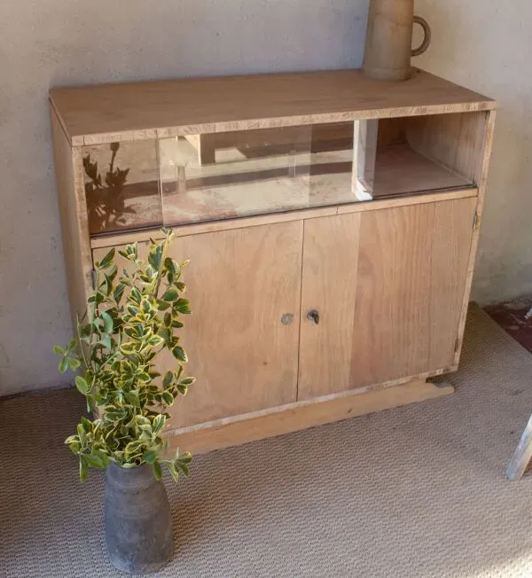 Illustration numéro 4 du produit Meuble bas buffet vitré