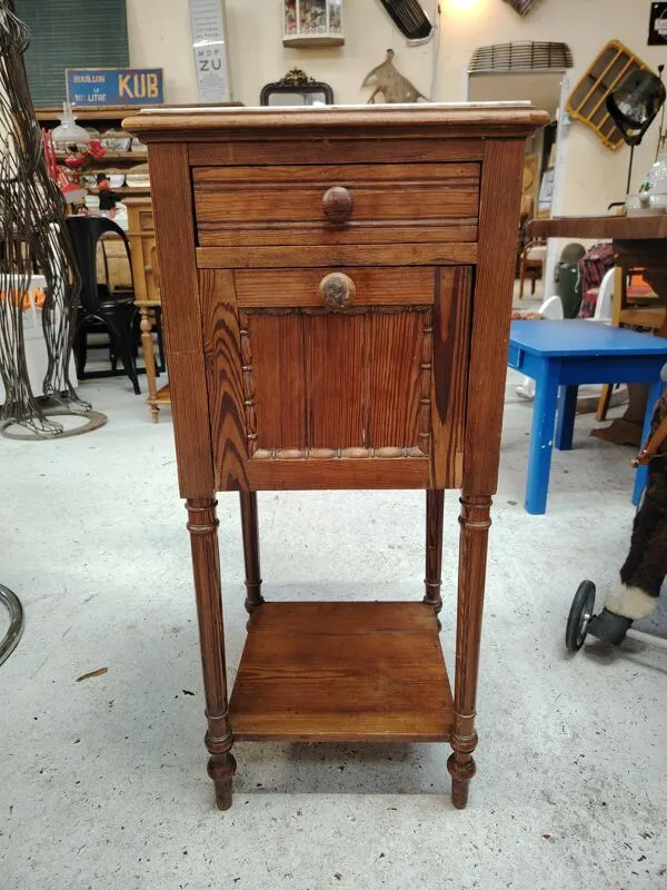 Illustration numéro 4 du produit Table de nuit ancienne en bois massif et marbre – XIXème