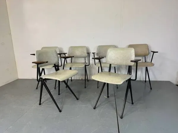 Illustration numéro 4 du produit 6 chaises industrielles en acier de style Mid-Century avec accoudoirs en bois de Marko